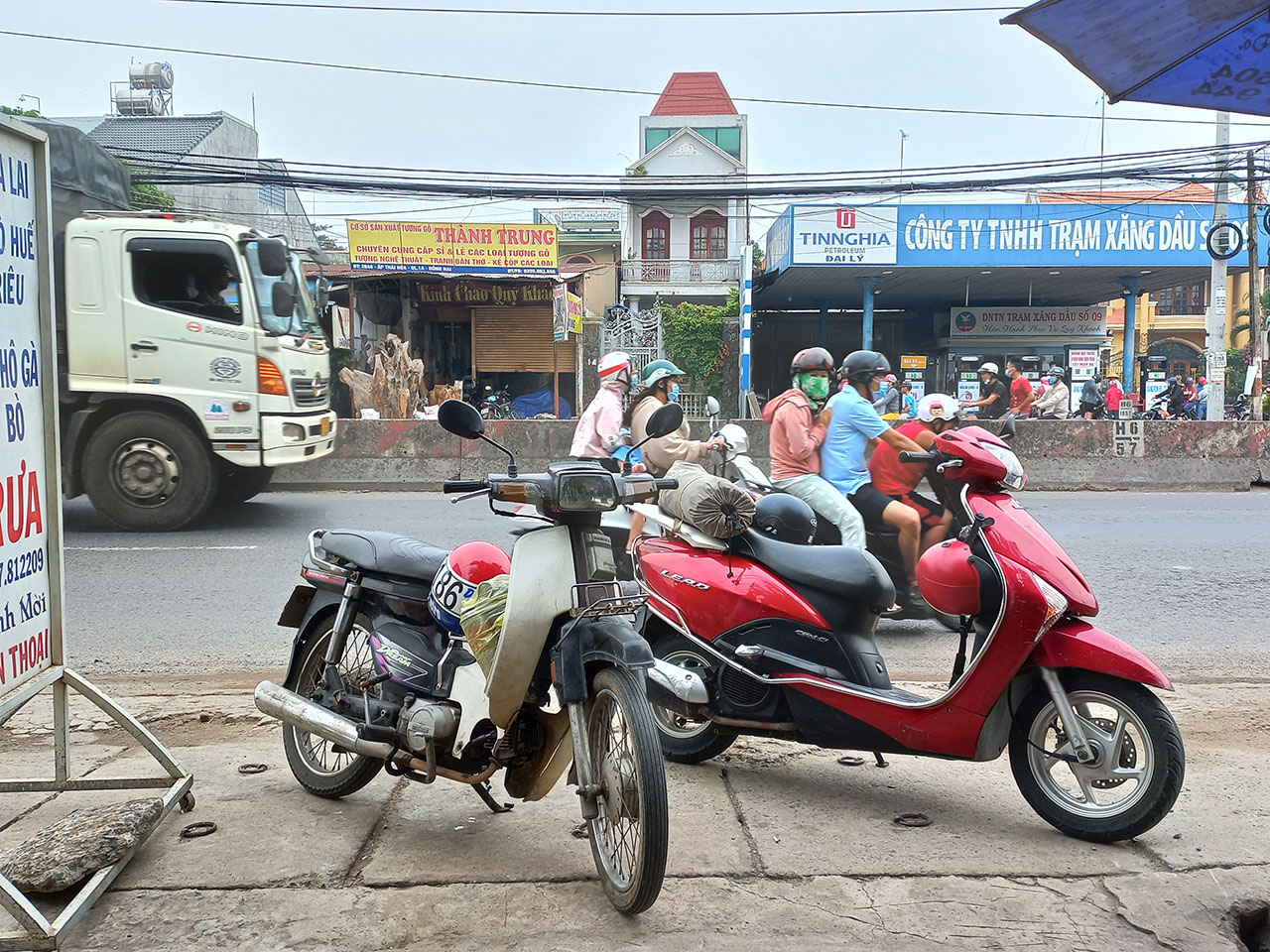 Hai chiếc xe với ba con người cùng vi vu đó đây Hai chiếc xe với ba con người cùng vi vu đó đây