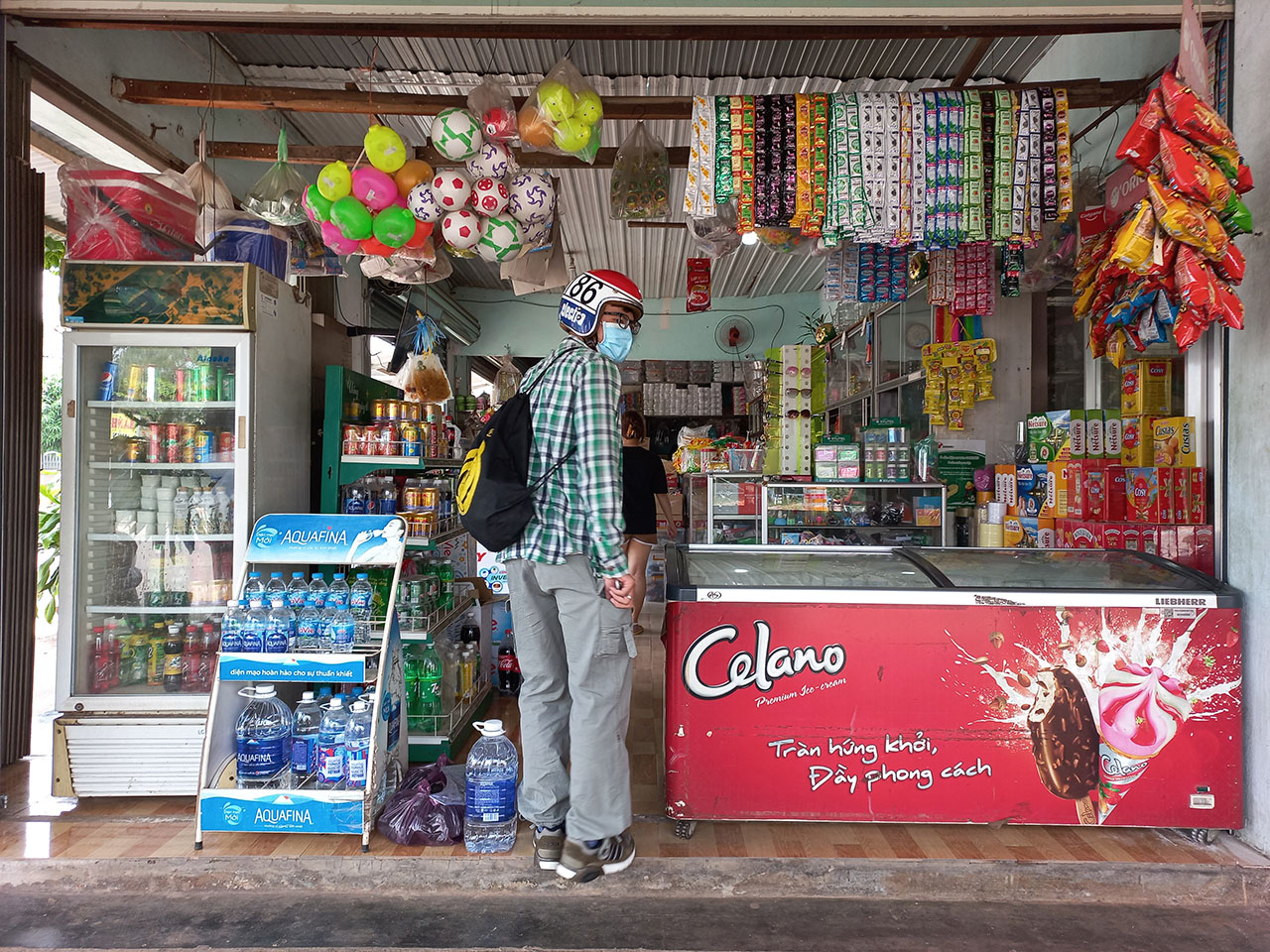 Lúc này người anh thân thương của mình đang đi mua đồ nè Lúc này người anh thân thương của mình đang đi mua đồ nè