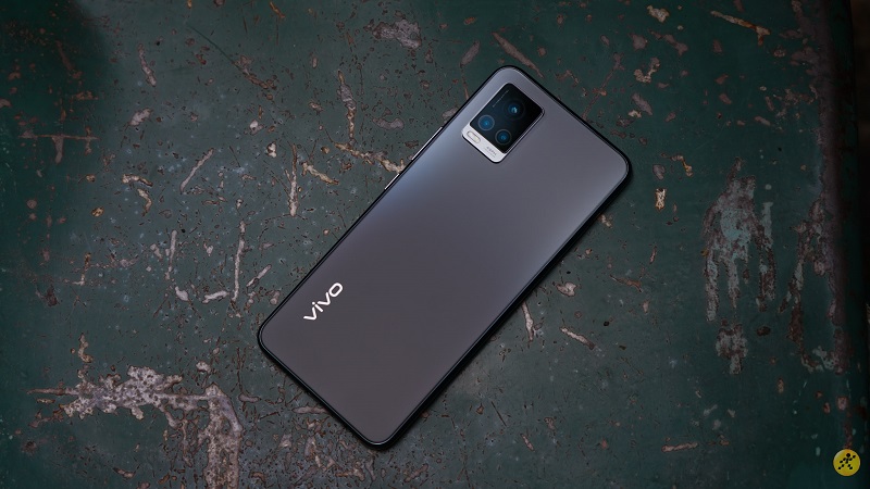 Vivo V20 (2021) có phần nam tính nhưng vẫn mang có thiết kế mỏng nhẹ của hội chị em