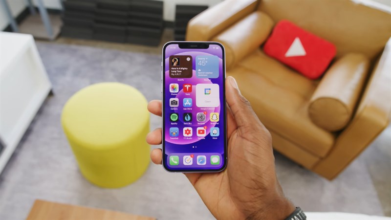 Mặt trước của iPhone 12 với thiết kế tai thỏ đặc trưng cùng camera selfie 12 MP Mặt trước của iPhone 12 với thiết kế tai thỏ đặc trưng cùng camera selfie 12 MP