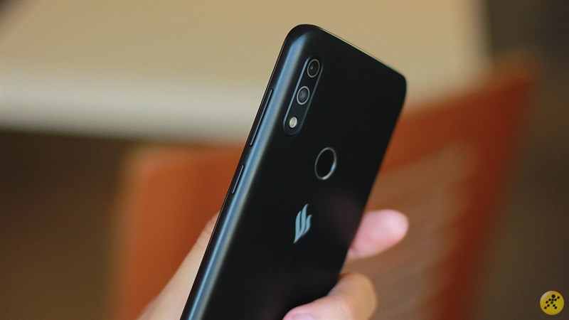 Các nút bấm nguồn ở cạnh phải Các nút bấm nguồn ở cạnh phải