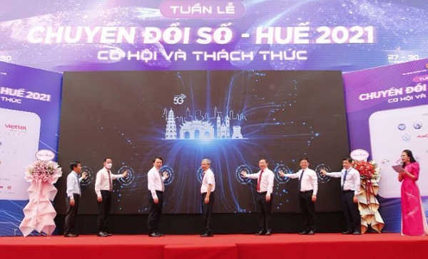 Thứ trưởng Bộ TT&TT Nguyễn Huy Dũng tham gia bấm nút khai trương mạng 5G Viettel tại Thừa Thiên Huế. Thứ trưởng Bộ TT&TT Nguyễn Huy Dũng tham gia bấm nút khai trương mạng 5G Viettel tại Thừa Thiên Huế.