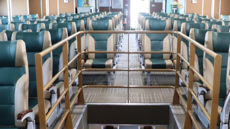 Chọn chỗ ngồi giữa cabin, tránh vị trí dọc hai bên tàu
