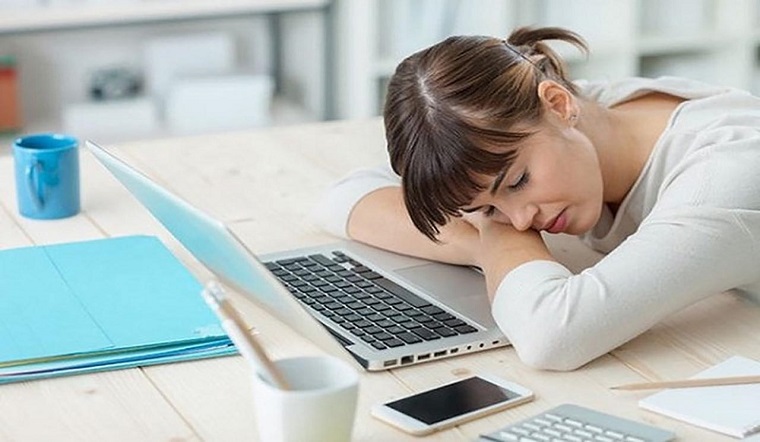 Thói quen gục đầu chợp mắt sau khi ăn ảnh hưởng sức khỏe thế nào?