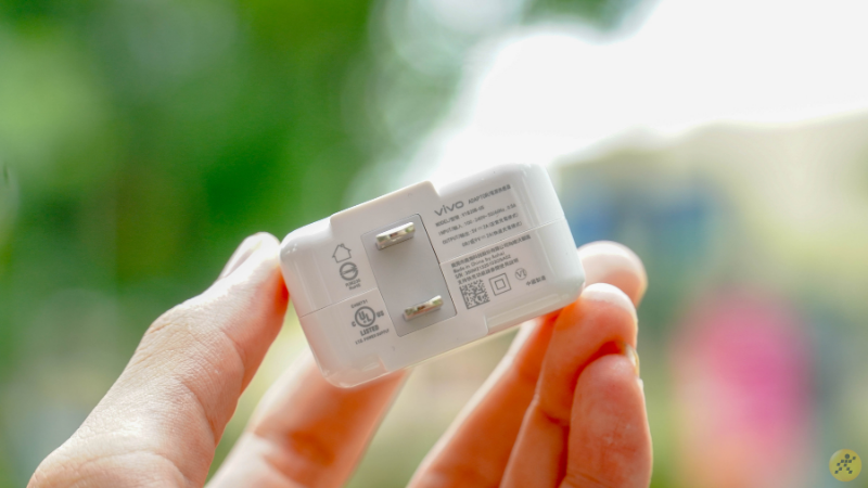 Củ sạc nhanh 18W được tặng kèm trong hộp của Vivo Y72 5G. Củ sạc nhanh 18W được tặng kèm trong hộp của Vivo Y72 5G.