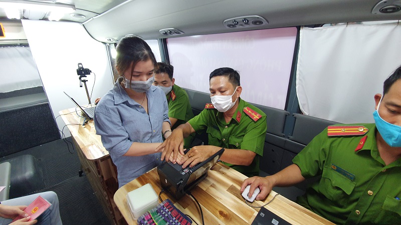 Từ 1/5 Công an TP.HCM nhận hồ sơ cấp CCCD gắn chíp cho người tạm trú Từ 1/5 Công an TP.HCM nhận hồ sơ cấp CCCD gắn chíp cho người tạm trú