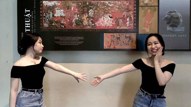 Ảnh chụp bằng tính năng chụp phân thân. Ảnh chụp bằng tính năng chụp phân thân.