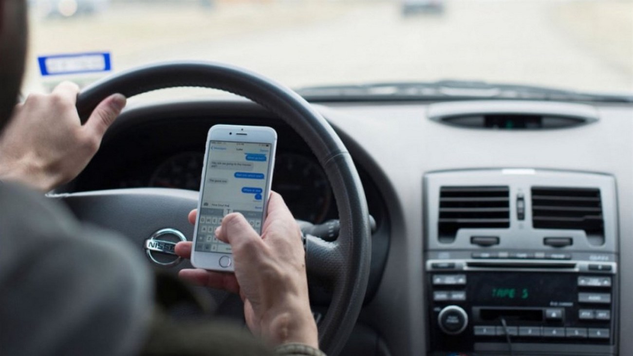 sử dụng điện thoại khi lái xe ô tô