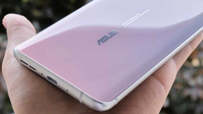 ZenFone 8 Mini lộ thiết kế thông qua ốp lưng: Ngoại hình nhỏ gọn, mặt lưng cong tràn sang hai cạnh, màu sắc bắt mắt