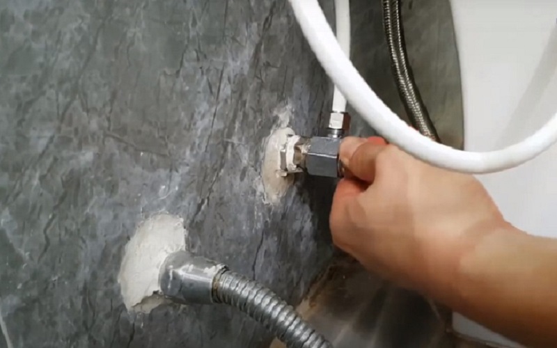 Vòi vệ sinh rỉ nước ở phần tiếp giáp vòi nước với tường