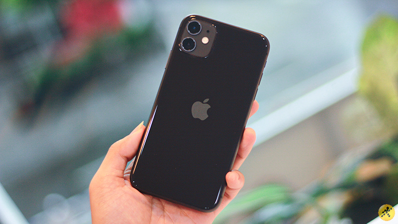 Mặt lưng kính bóng bẩy của iPhone 11. Mặt lưng kính bóng bẩy của iPhone 11.