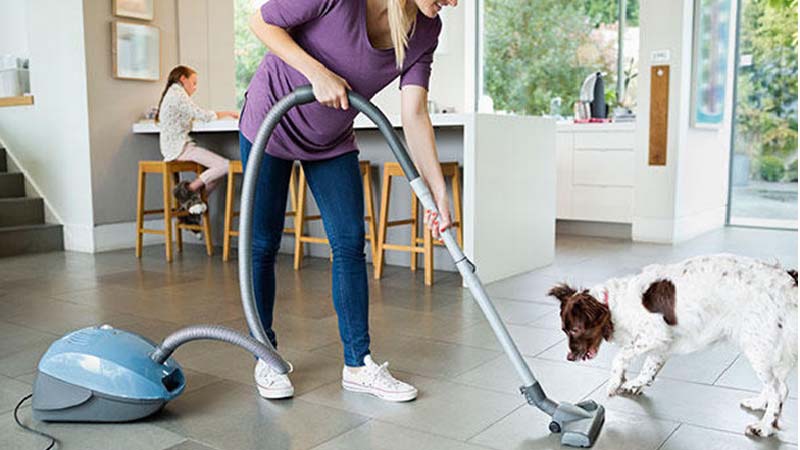Hút bụi theo thứ tự từ trên xuống và từ trong ra ngoài