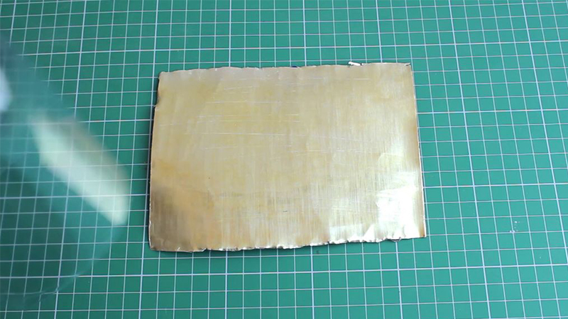 Chuẩn bị một miếng kim loại mỏng
