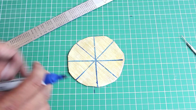 Chia hình tròn thành 8 phần bằng nhau (vẽ 4 đường thẳng giao nhau)