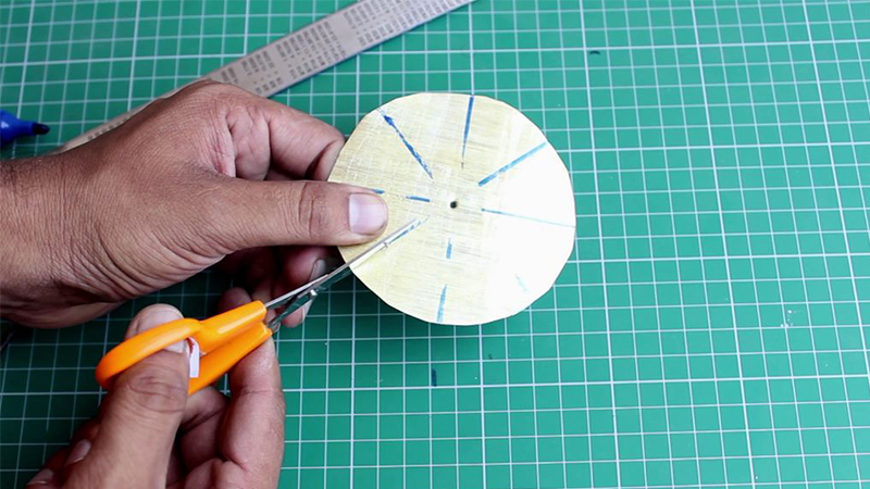 Cắt cánh quạt theo đường kẻ ban nãy, cách lỗ tròn 1 cm