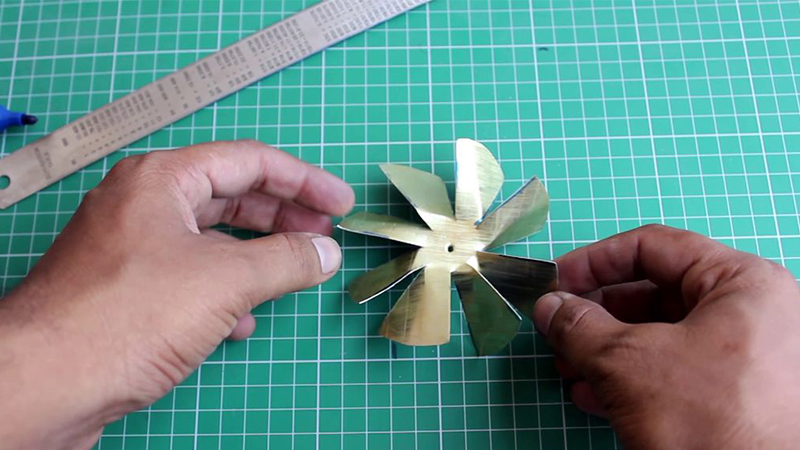 Bẻ các cánh quạt theo hình