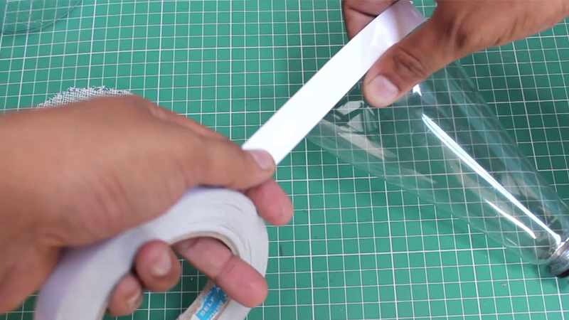 Dán bằng dính 2 mặt quanh mép chai và gắn tấm gạc