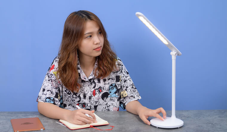 Sử dụng đèn bàn thế nào để hạn chế cận thị