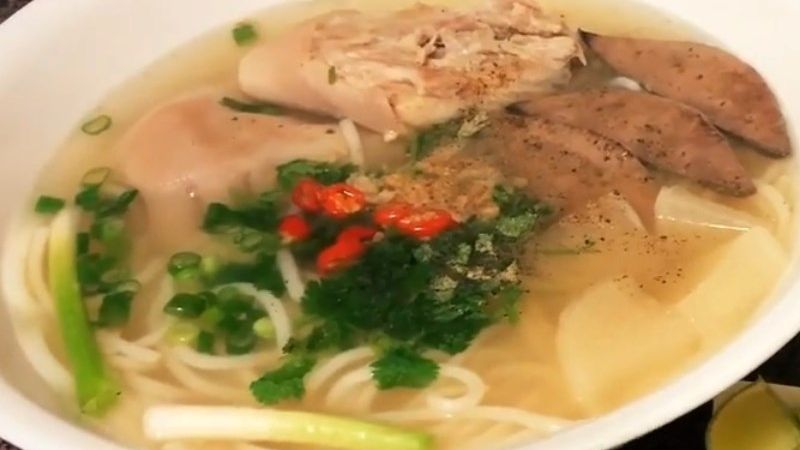 Tô bánh canh tôm đuôi heo hấp dẫn