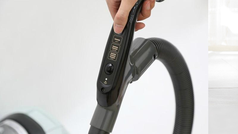 Cầm máy hút bụi bằng dây