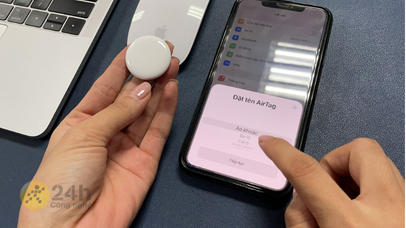 Sau khi iPhone của bạn phát hiện ra AirTag, đây sẽ là lúc bạn đặt tên cho AirTag (tên của thiết bị sẽ gắn liền với đồ vật mà bạn muốn theo dõi).