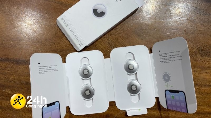 4 thiết bị AirTag được xếp gọn gàng trong giấy hướng dẫn sử dụng.