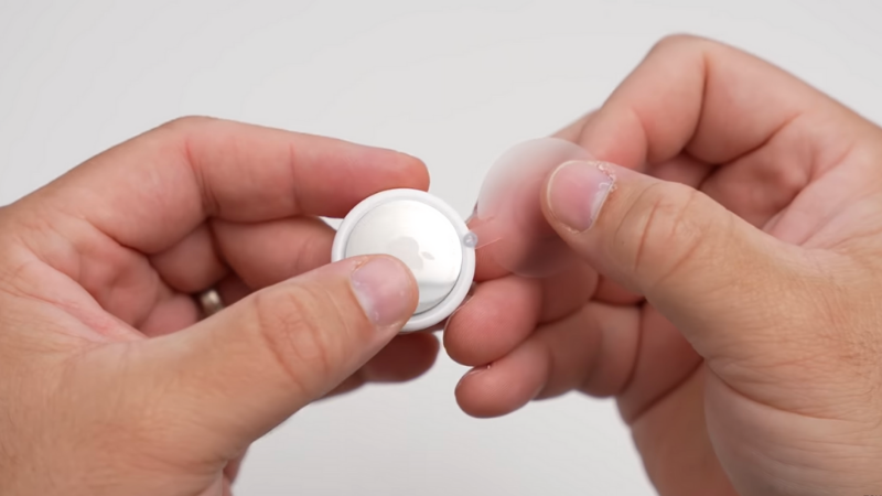 Chỉ cần tháo lớp seal ra là AirTag đã sẵn sàng hoạt động. (Nguồn: zollotech).