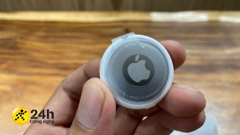 Phần mặt trên của AirTag được làm từ crom bóng.