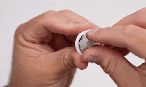 Cách để lấy pin AirTag ra ngoài. (Nguồn: zollotech).