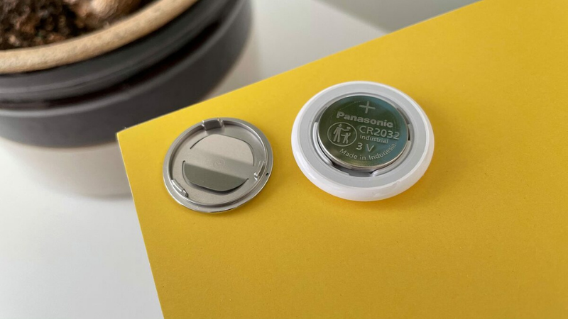 Pin của AirTag cũng là một trong những yếu tố gây nguy hiểm cho trẻ nhỏ vì quá dễ tháo ra. (Nguồn: 9to5mac).