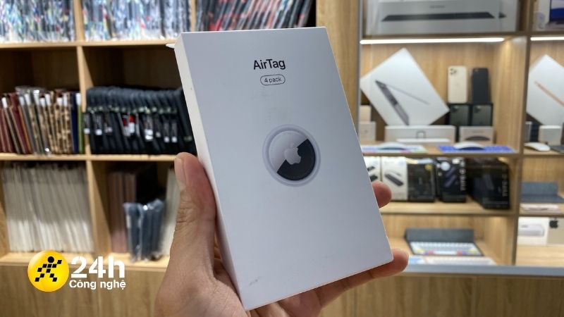 Phần vỏ hộp bên ngoài của AirTag đơn giản với tông màu trắng chủ đạo cùng hình sản phẩm được in ở chính giữa.