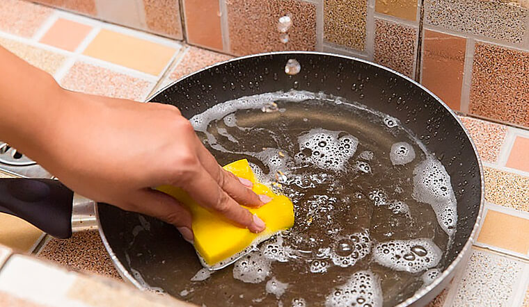 Rửa chảo theo kiểu này bảo sao chảo không còn khả năng chống dính