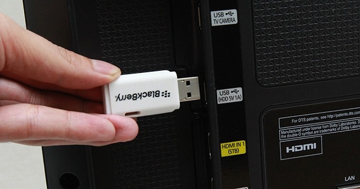 Bước 1: Kết nối USB với tivi