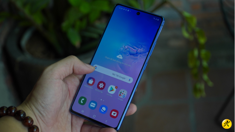 Galaxy S10 Lite sở hữu màn hình với chất lượng hiển thị cực tốt và có cảm biến vân tay quang học (nằm dưới màn hình) khá tiện lợi.