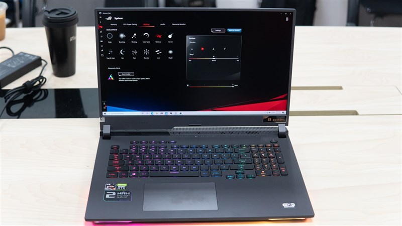 Màn hình của ROG Strix G17 mang đến cho bạn trải nghiệm xem phim, chơi game rất sắc nét, mượt mà.