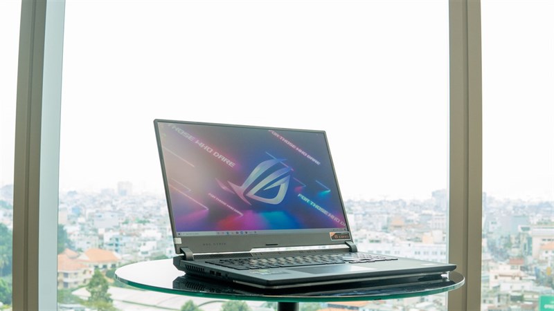 ASUS ROG Strix G17 cho khả năng hiển thị ngoài trời tốt.