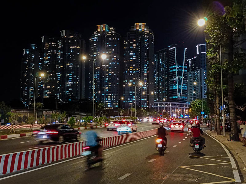 Vivo V21 5G, Sài Gòn về đêm: Bạn muốn khám phá lại vẻ đẹp của TP.HCM về đêm? Hãy sử dụng Vivo V21 5G để chụp những bức ảnh đẹp và đầy cảm xúc. Dòng điện thoại này được trang bị công nghệ chụp ảnh hàng đầu, cho phép bạn chụp ảnh với chất lượng rõ nét và màu sắc tươi sáng, đảm bảo cho bạn những bức ảnh đẹp như tranh vẽ.