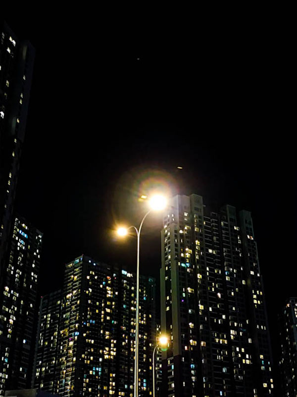 Camera Vivo V21 5G đã tái hiện lại một cách chân thực cảnh đêm lấp lánh của Sài Gòn. Cho dù trong bóng tối, bạn vẫn có thể bắt lấy những khoảnh khắc đẹp như mơ với sản phẩm đỉnh cao này.
