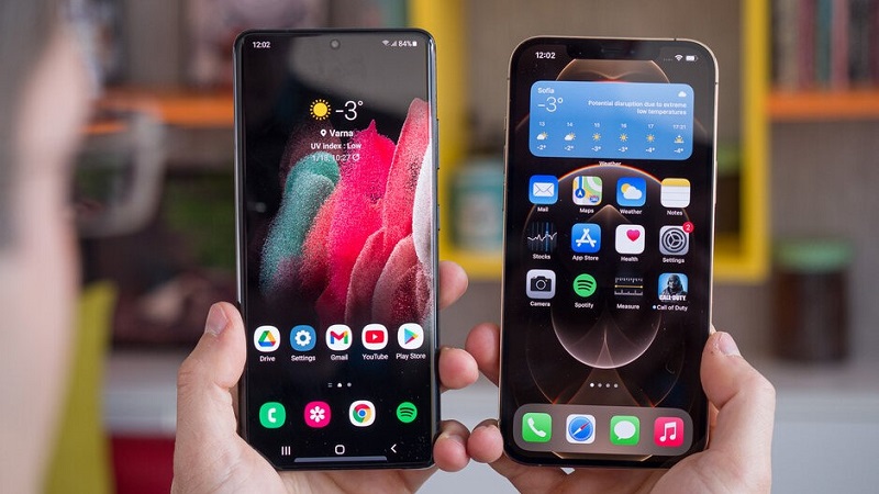 iPhone 12 Pro Max và Galaxy S21 Ultra