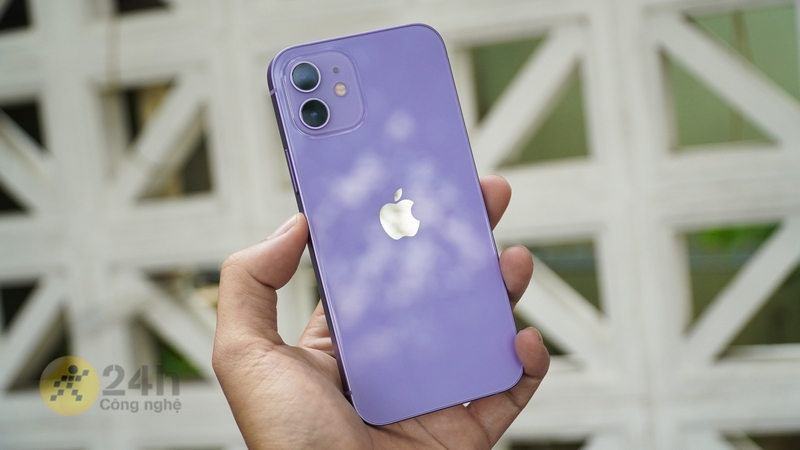 On The Hands Of Purple Iphone 12 In Vietnam Dreamy And Seductive Colors Contribute To The Gentle Beauty For Women Electrodealpro