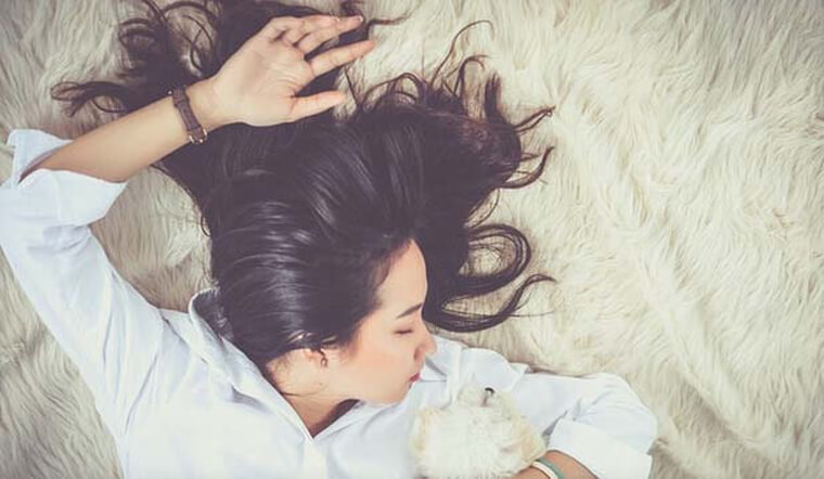 Những lý do con gái không nên xõa tóc khi đi ngủ
