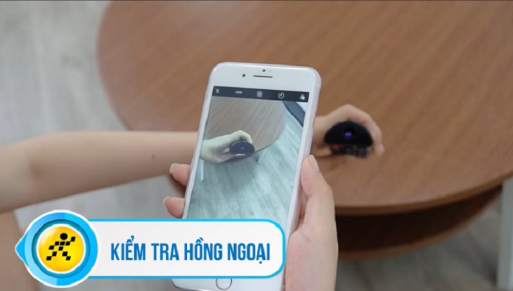 Cách kết nối điều khiển TV Samsung & khắc phục lỗi khi không hoạt động > Kiểm tra bằng camera trước của điện thoại