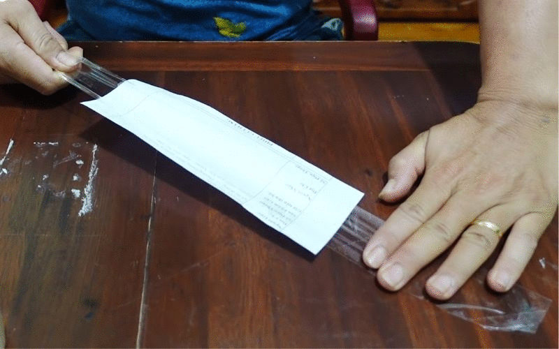Quá trình gỡ băng keo ra khỏi giấy mà không làm hư giấy