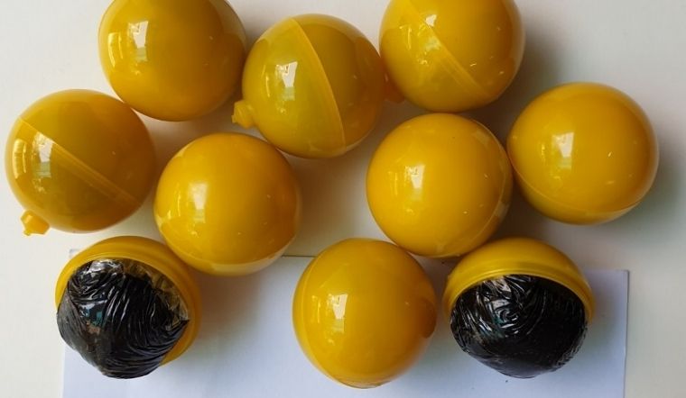 Bạn có nhớ viên bên ngoài bọc nhựa, bên trong có màu đen này?