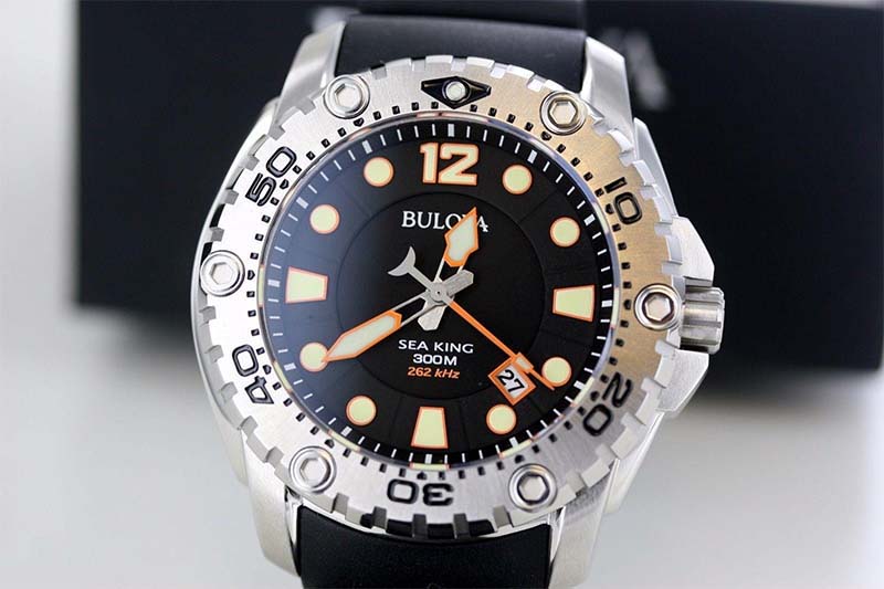 Bulova dùng bộ máy thạch anh UHF