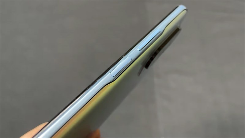 Cạnh phải của Xiaomi Mi 11X Pro