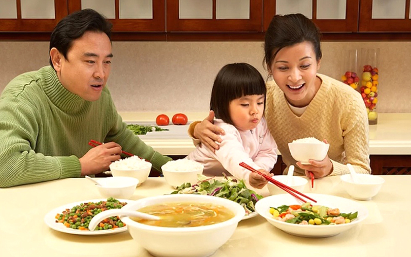 Cả nhà ăn chung một bát canh Cả nhà ăn chung một bát canh