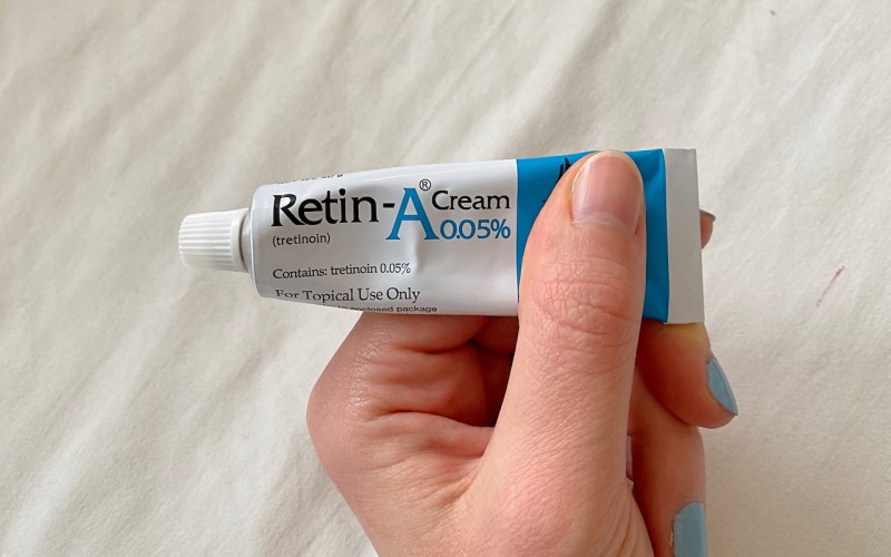 Tretinoin cũng là dẫn xuất của Vitamin A, còn có một cái tên là Retin-A