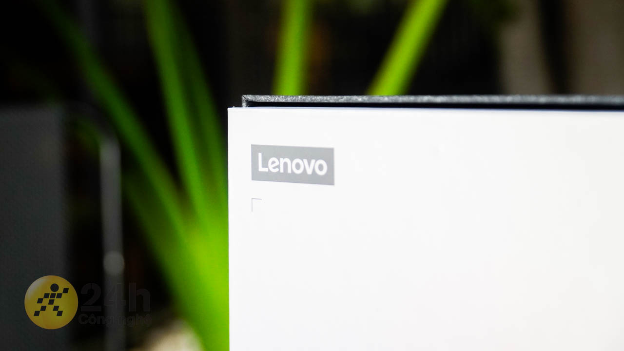 Phần đáy hộp cũng có logo Lenovo nữa