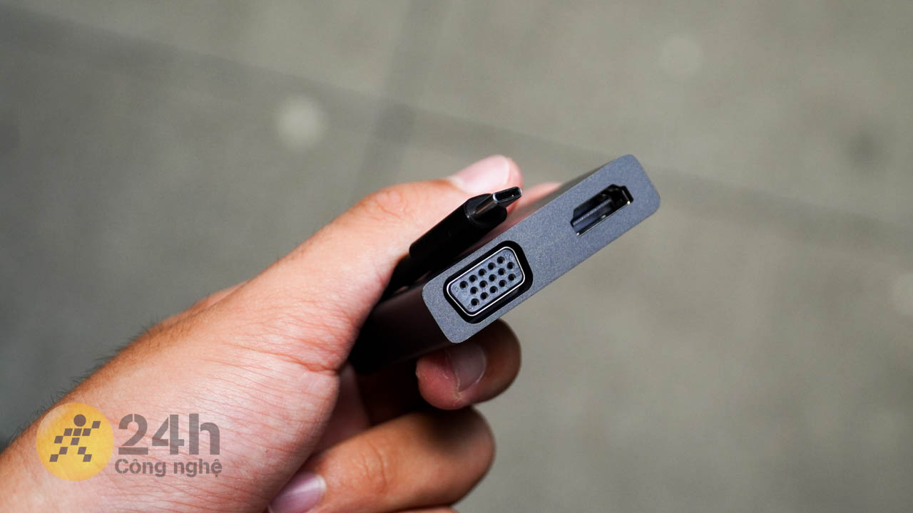 Lenovo đã tinh tế tặng kèm một adapter chuyển cổng bên trong hộp